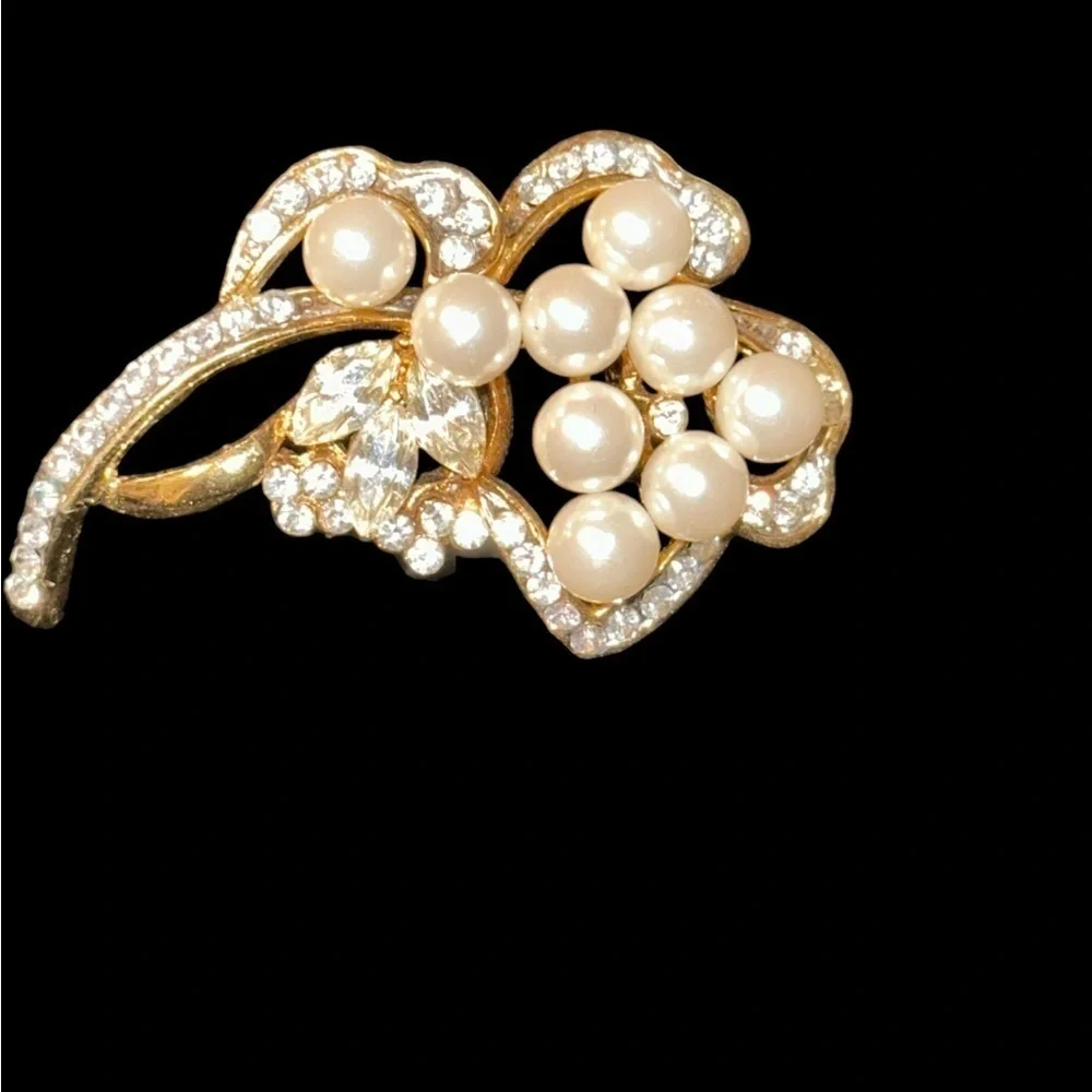 Vintage Stunning Gold-Tone Faux Pearl and Rhinestone Brooch